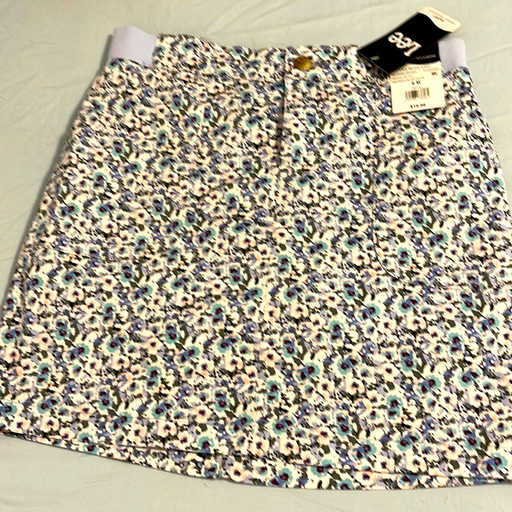 Beautiful ladies Size 6 Lee Skort - NWT (skirt, shorts)